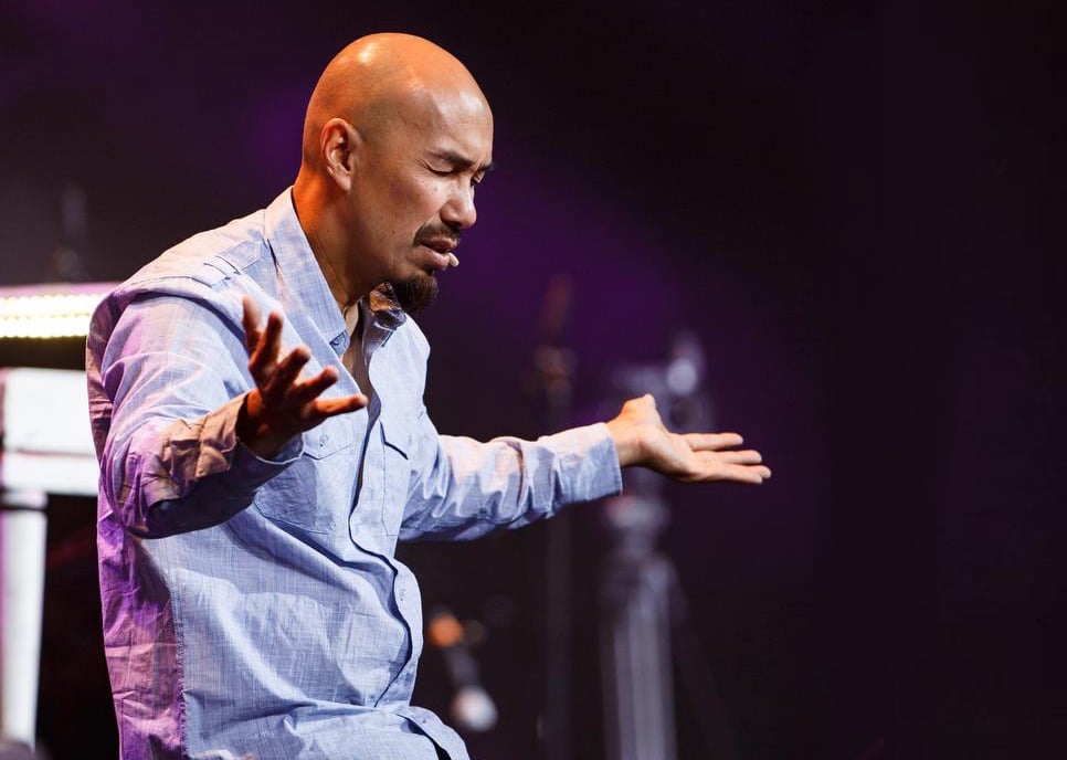 Evangelista Francis Chan em momento de oração. (Foto: Shelley Paulson Photography)