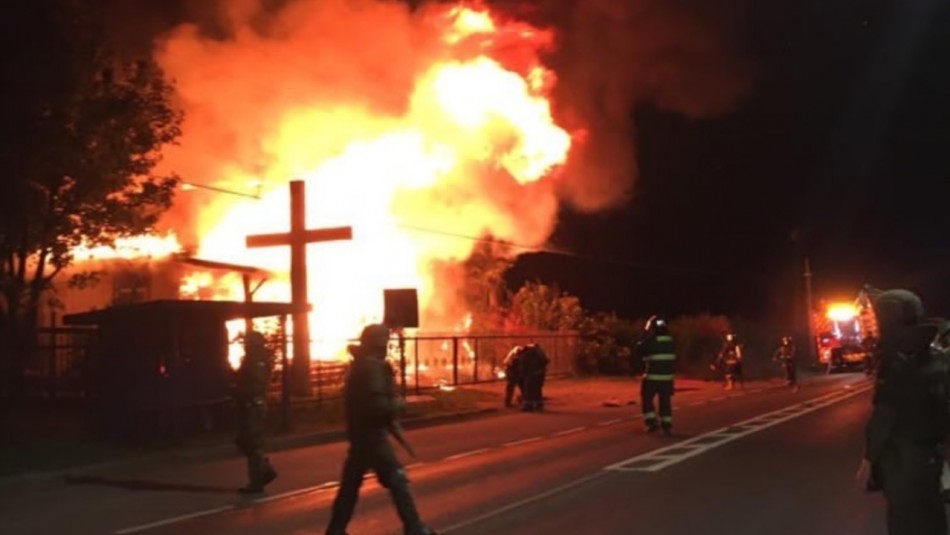Duas igrejas foram incendiadas na região de La Araucanía, no Chile. (Foto: Twitter/APRA Chile)