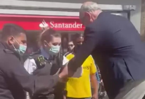 John Sherwood sendo preso em frente à estação de metrô, em Londres. (Foto: Pooyan Mehrshahi / Facebook)