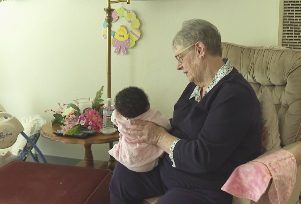 Linda Owens, de 78 anos, é uma mãe adotiva temporária na Califórnia. (Foto: Reprodução/KPIX-TV)
