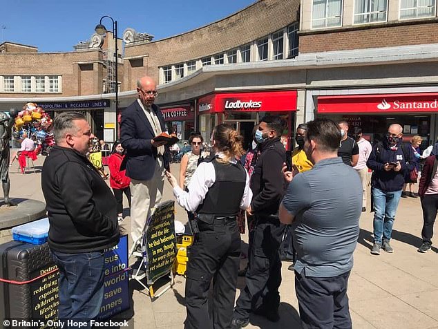 : Espectadores filmaram a abordagem da polícia e a prisão do Pr. John Sherwood. (Foto: Reprodução / Daily Mail)