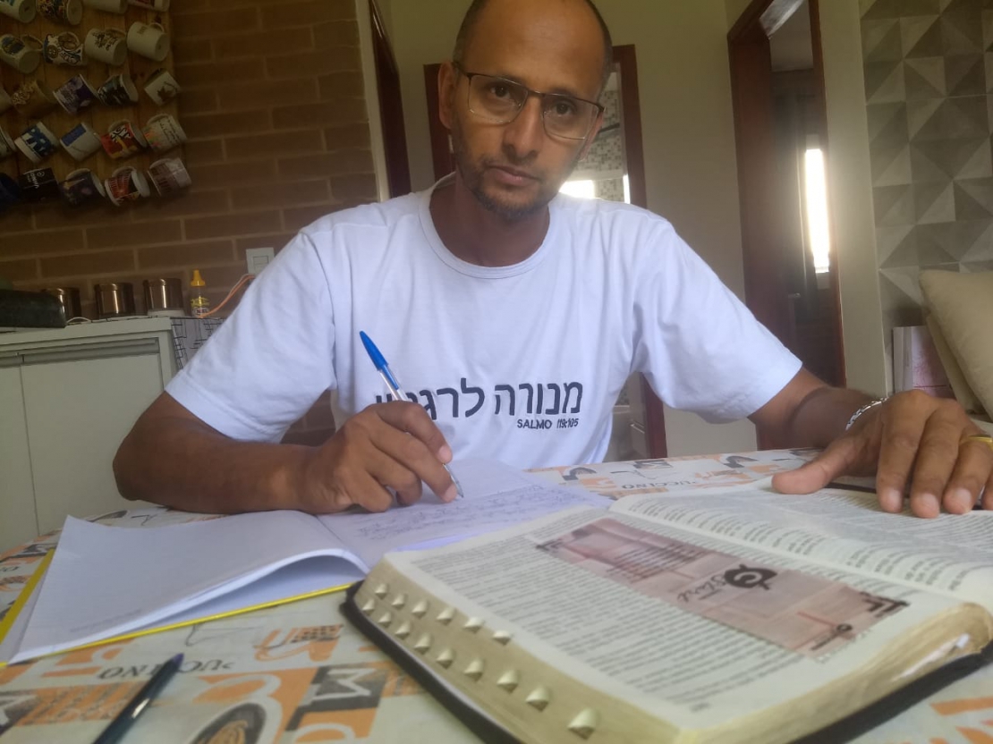 Caso Wandemberg Marques cumpra sua meta de copiar a Bíblia em 40 dias, ele entrará para o Guinness Book. (Foto: Arquivo pessoal).