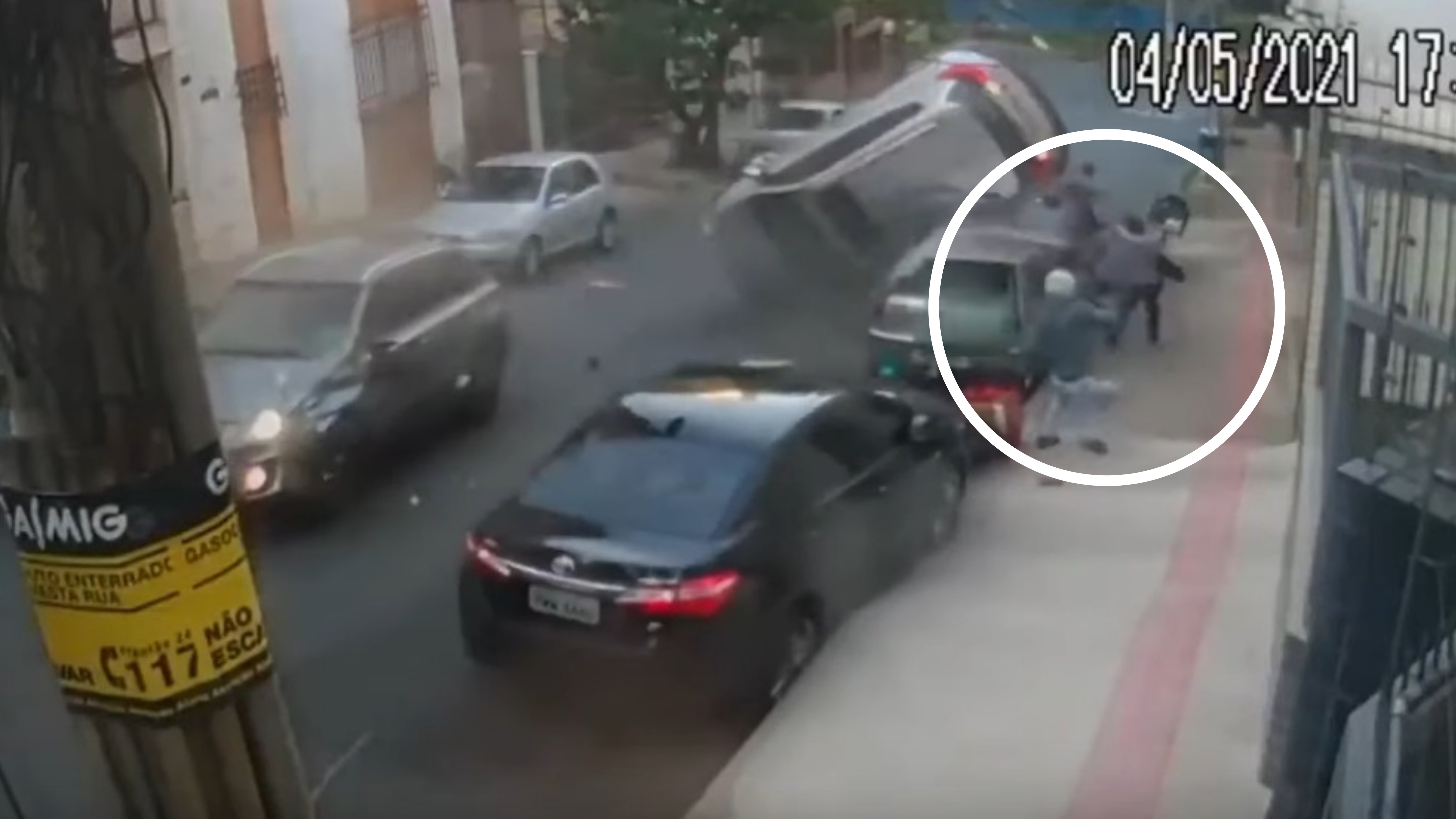 Carro ‘voa’ sobre veículos e pedestres. (Foto: Reprodução / YouTube)