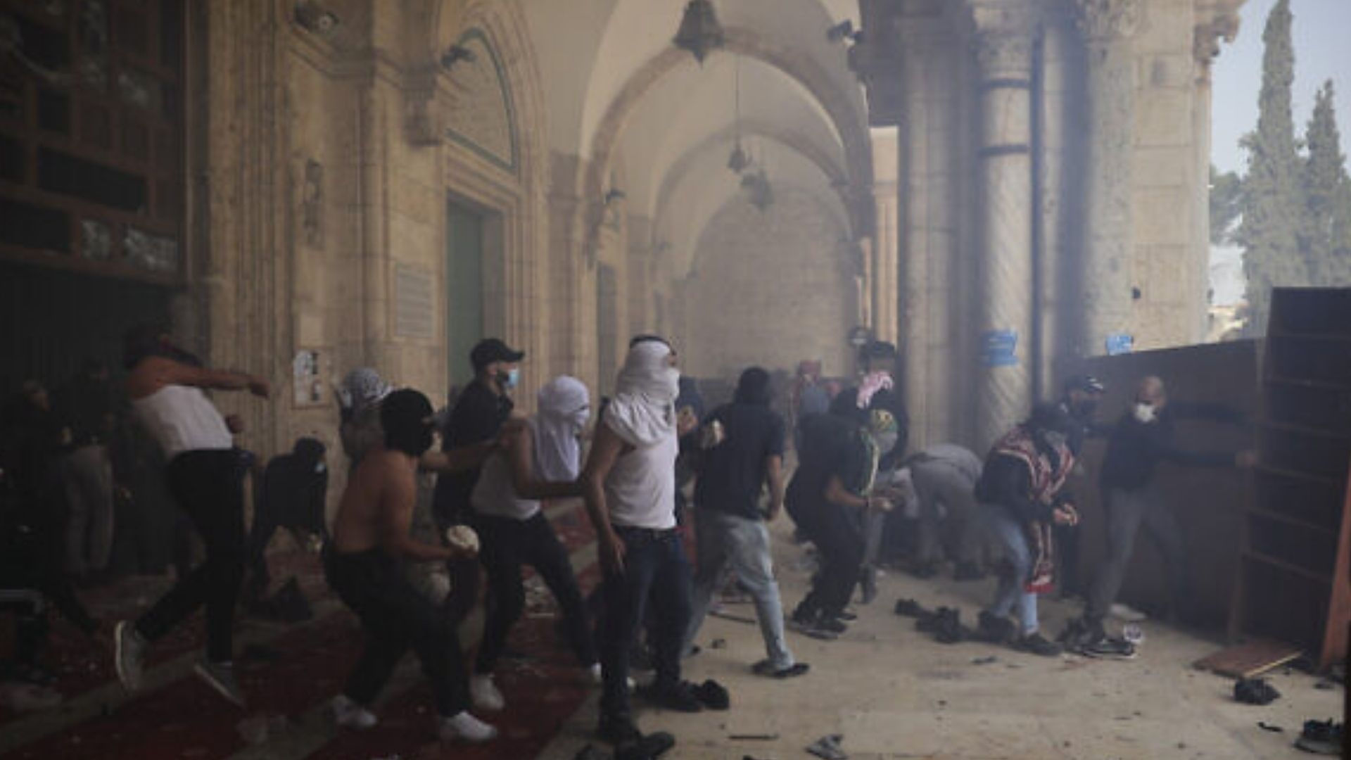 Palestinos entram em confronto com forças de segurança israelenses no Monte do Templo, em 10 de maio de 2021. (Foto: AP Photo/Mahmoud Illean)