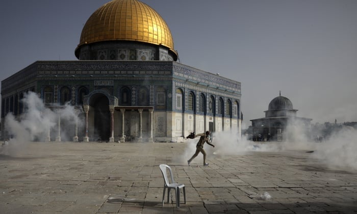 Palestino em confrontos policiais israelenses em frente ao Domo da Rocha, em Jerusalém. (Foto: Mahmoud Illean/AP)