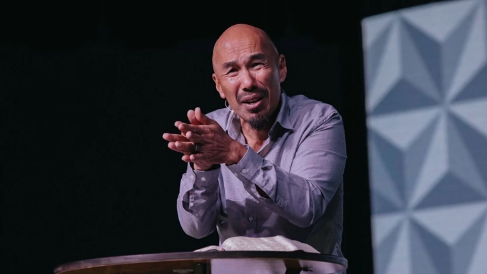 Francis Chan em evento Q Commons, transmitido internacionalmente em outubro de 2019. (Foto: Q Ideas/Parker Young)