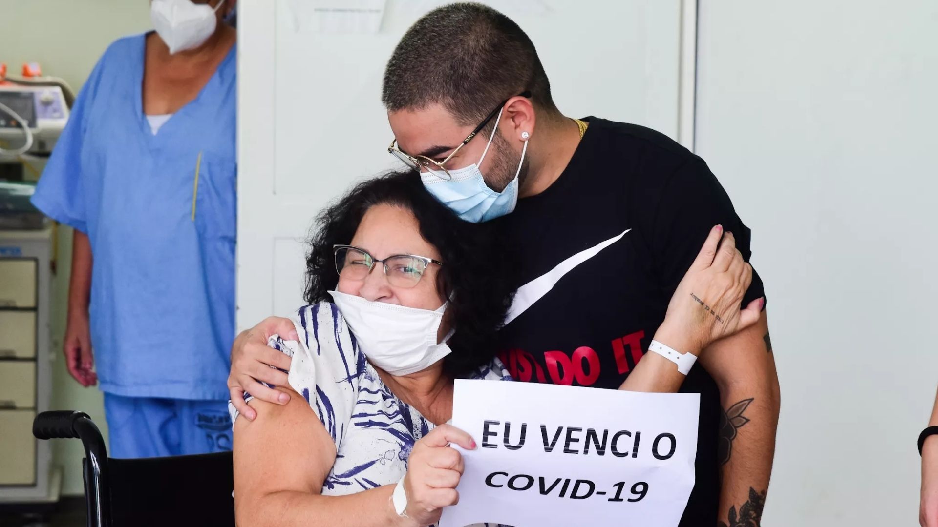 Yudi e a mãe, Tânia Tamashiro na porta do hospital. (Foto: Leo Franco/AgNews)