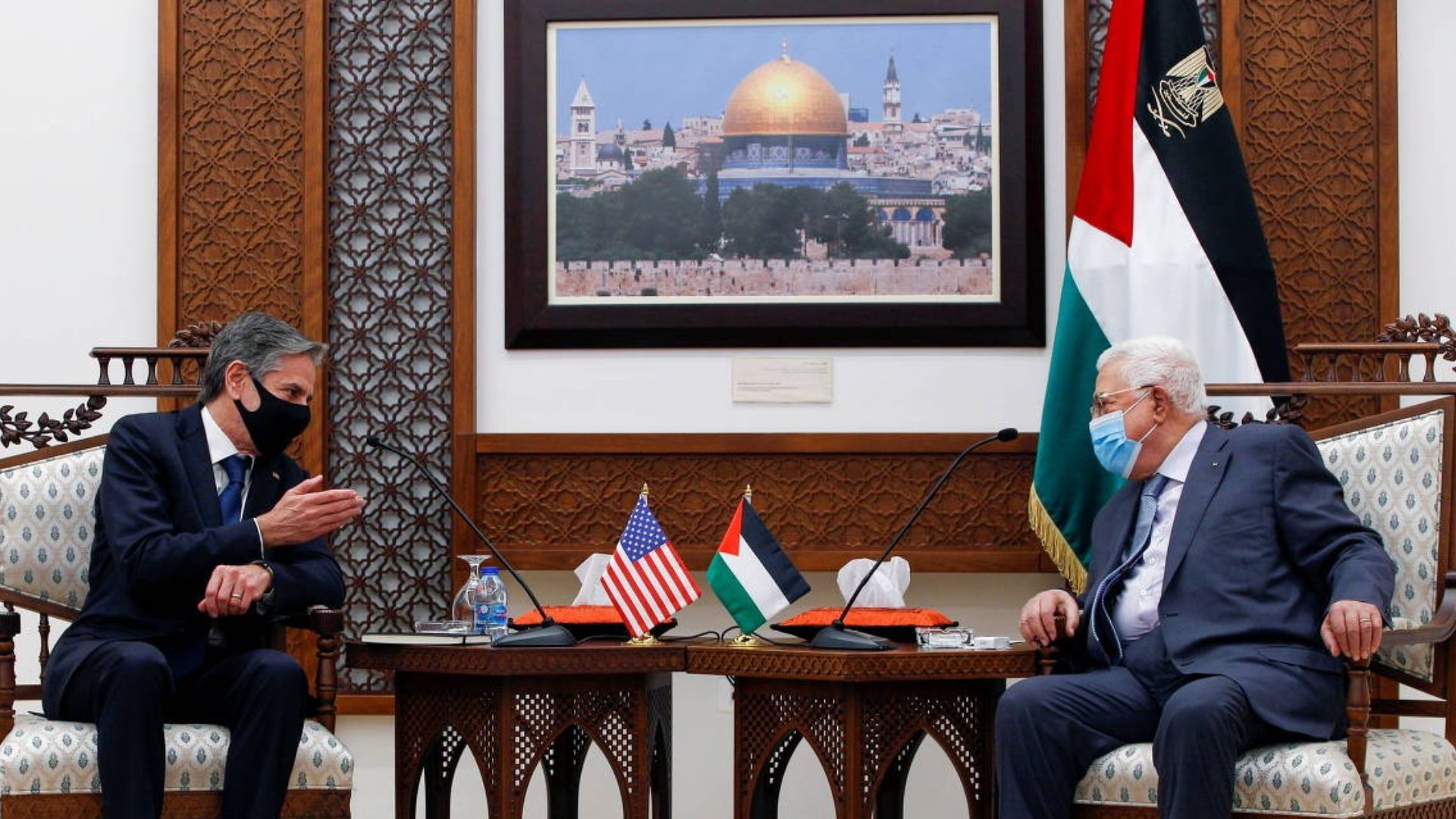 Secretário de Estado dos EUA, Antony Blinken (esquerda) e o presidente da Autoridade Palestina, Mahmoud Abbas, em conversa durante o encontro em Ramallah, na Cisjordânia, em 25 de maio. (Foto: Majdi Mohammed/Reuters)