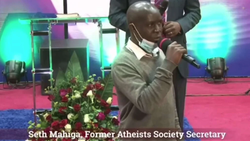 O ex-ateu Seth Mahiga testemunhou sua conversão ao Evangelho em culto numa igreja evangélica. (Foto: Reprodução/Facebook Elevate Quênia).