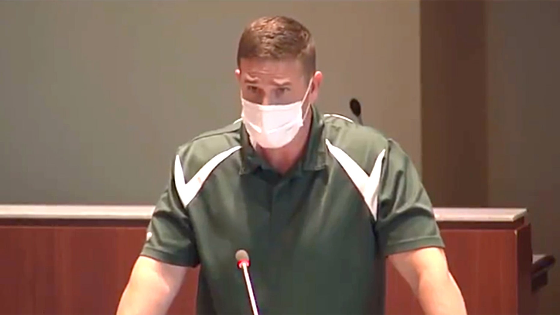 Tanner Cross foi colocado em licença após seu discurso para o conselho escolar. (Foto: LCPS)