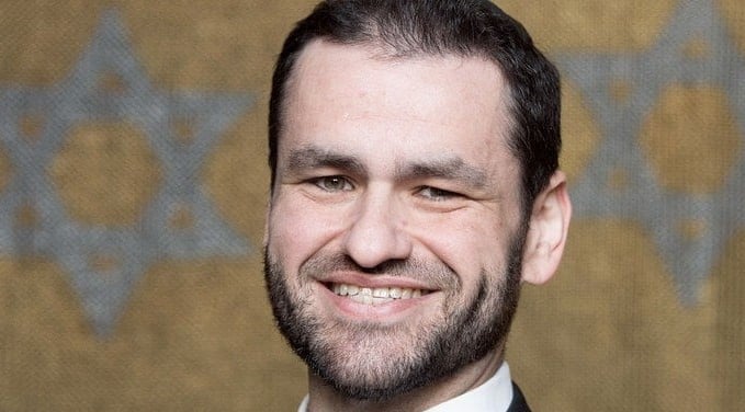Zsolt Balla, rabino ortodoxo húngaro, que atualmente serve na Sinagoga de Leipzig. (Foto: Reprodução / MDR)