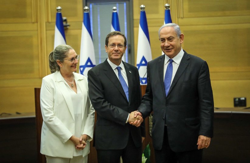 O presidente eleito, Isaac Herzog, e sua esposa Michal, com o primeiro-ministro Benjamin Netanyahu. (Foto: Noam Moskovitz/Knesset)