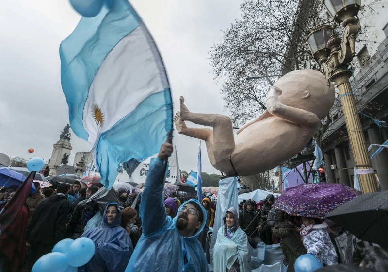 Manifestantes antiaborto fazem protesto em frente ao Congresso Nacional da Argentina, em Buenos Aires, em 2020. (Foto: Alberto Raggio/AFP/JC).