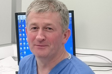 O médico cristão Dermot Kearney foi proibido de dar assitência médica  amulheres que se arrependem de aborto. (Foto: Fédération Internationale des Associations de Médecins Catholiques).
