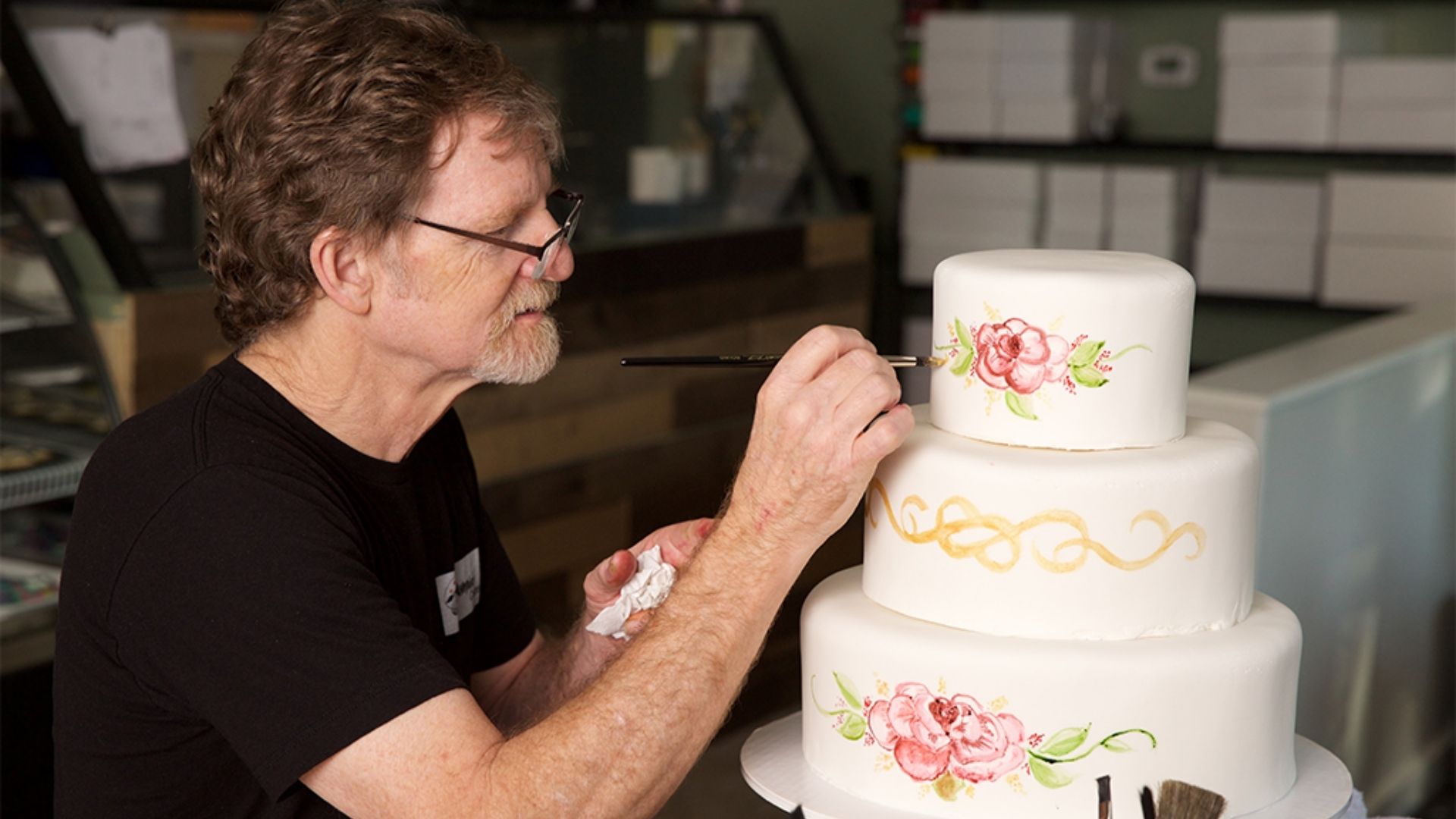 O confeiteiro Jack Phillips, dono da Masterpiece Cakeshop, tem enfrentado batalhas judiciais contra ativismo LGBT. (Foto: ADF)