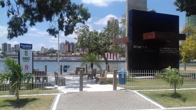 O Memorial à Bíblia foi construído há 10 anos, às margens do do Açude Velho, e é gerido pela Visão Nacional para a Consciência (VINACC). (Foto: Reprodução).