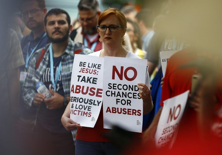 Comício contra encobrimento de casos de abuso,durante a reunião anual da Convenção Batista do Sul, em 11 de junho de 2019, em Birmingham, Alabama. (Foto: RNS/Butch Dill).