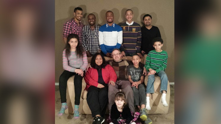 Jim Morris com sua esposa e parte dos filhos adotivos. (Foto: Reprodução / AG News)