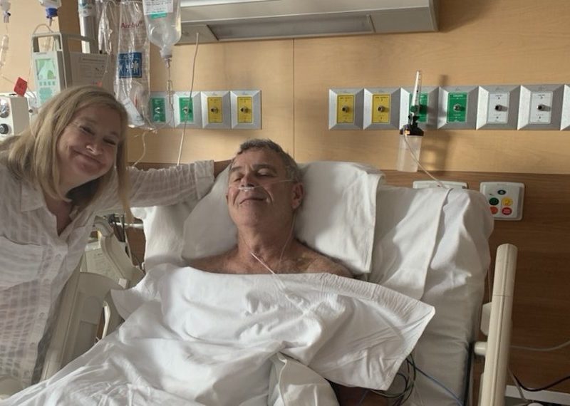 Mike e sua esposa no hospital, durante a recuperação dele após afogamento no México. (Foto: Reprodução / GOD TV)