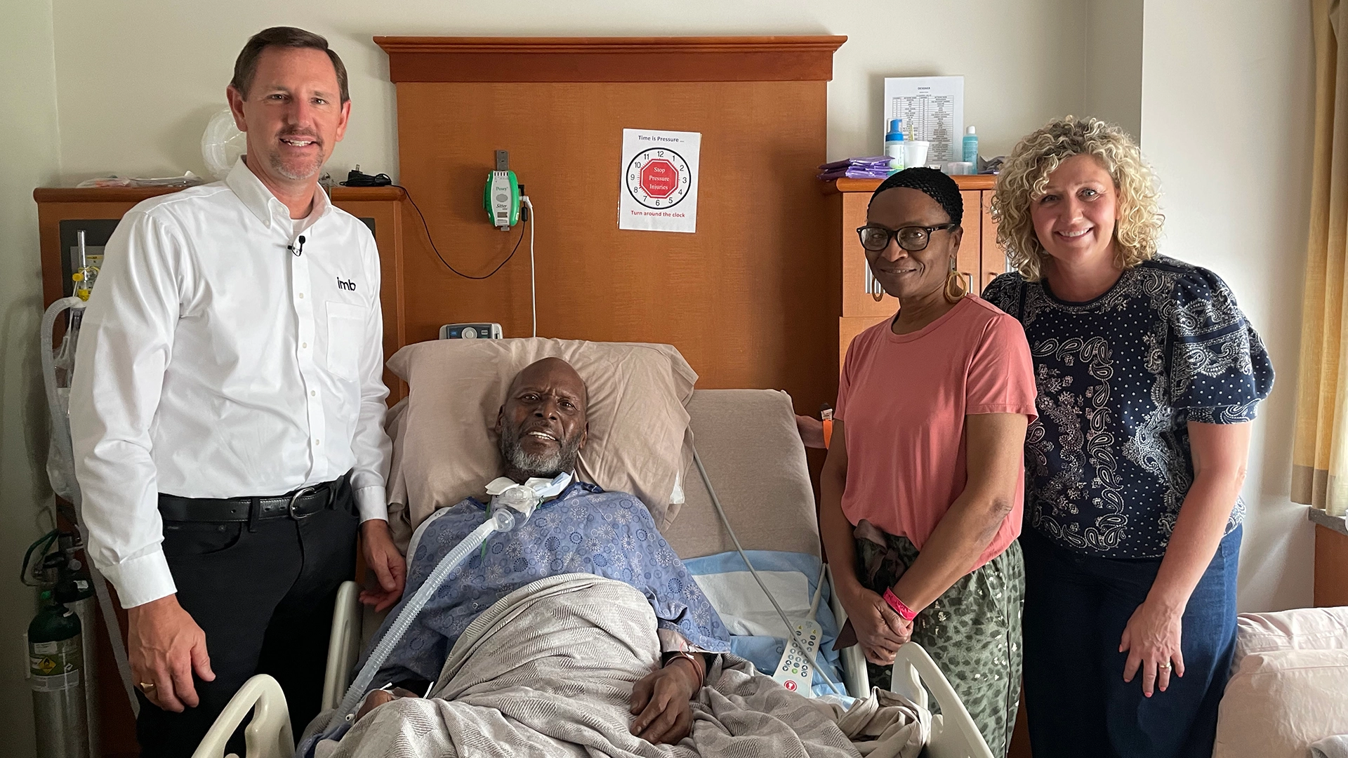 O presidente da IMB, Paul Chitwood, e sua esposa Michelle, visitam George Smith e Geraldine, no hospital. (Foto: IMB).