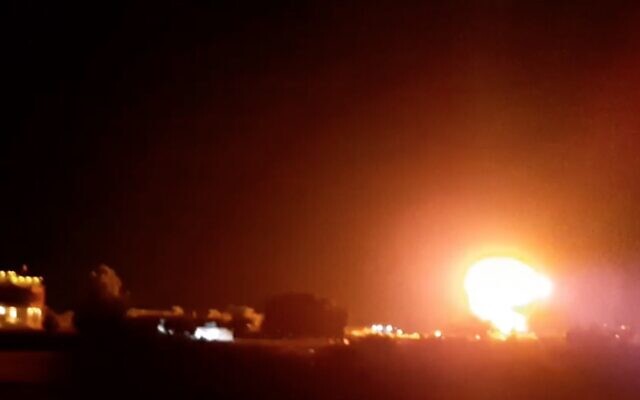 Explosão acima de edifícios no sul de Gaza, quando aviões israelenses atingiram um local do Hamas, em 17 de junho de 2021. (Foto: Reprodução)