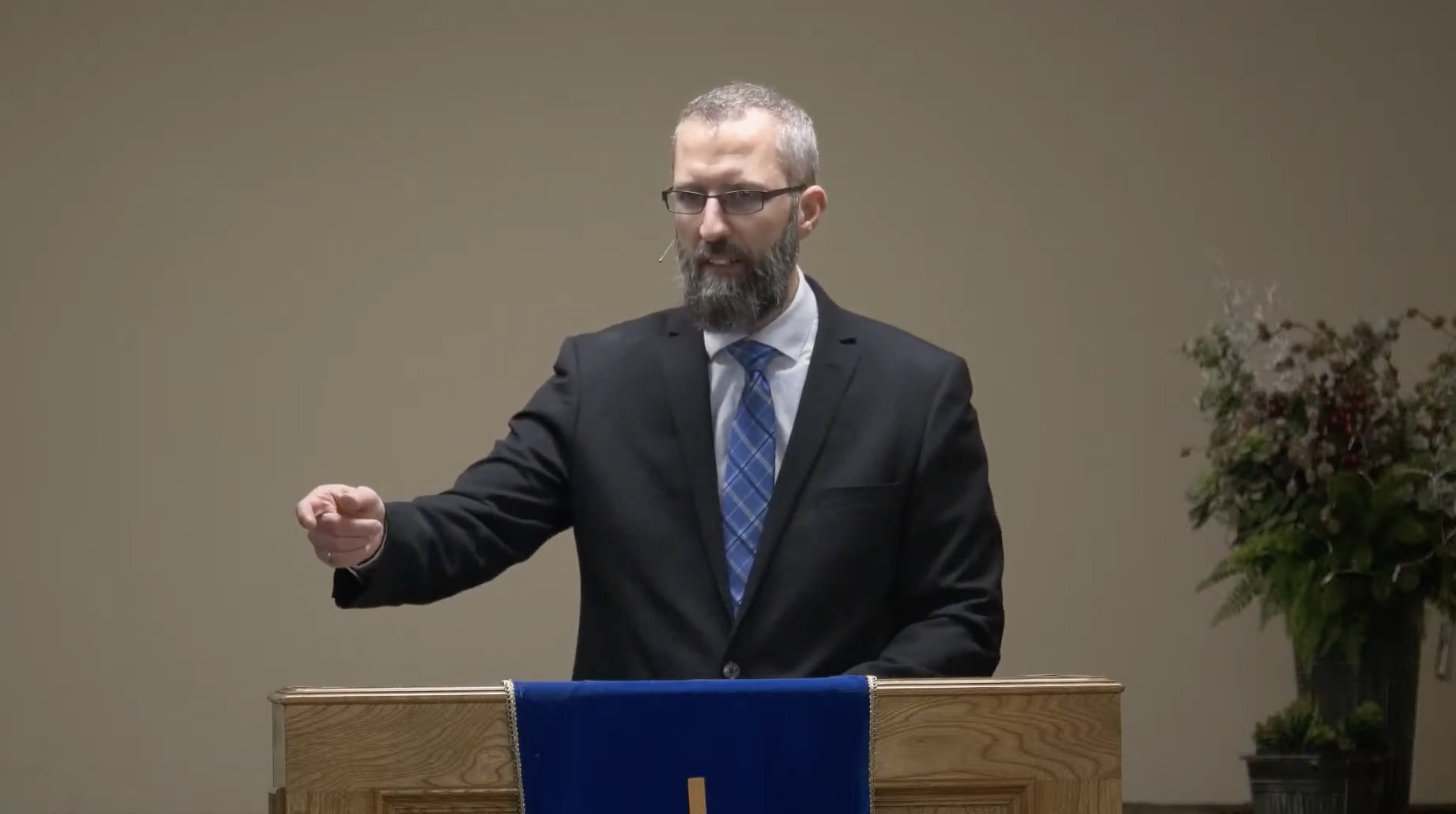 Pastor Tim Stephens pregando no início de 2021. (Foto: Fairview Baptist Church/YouTube)