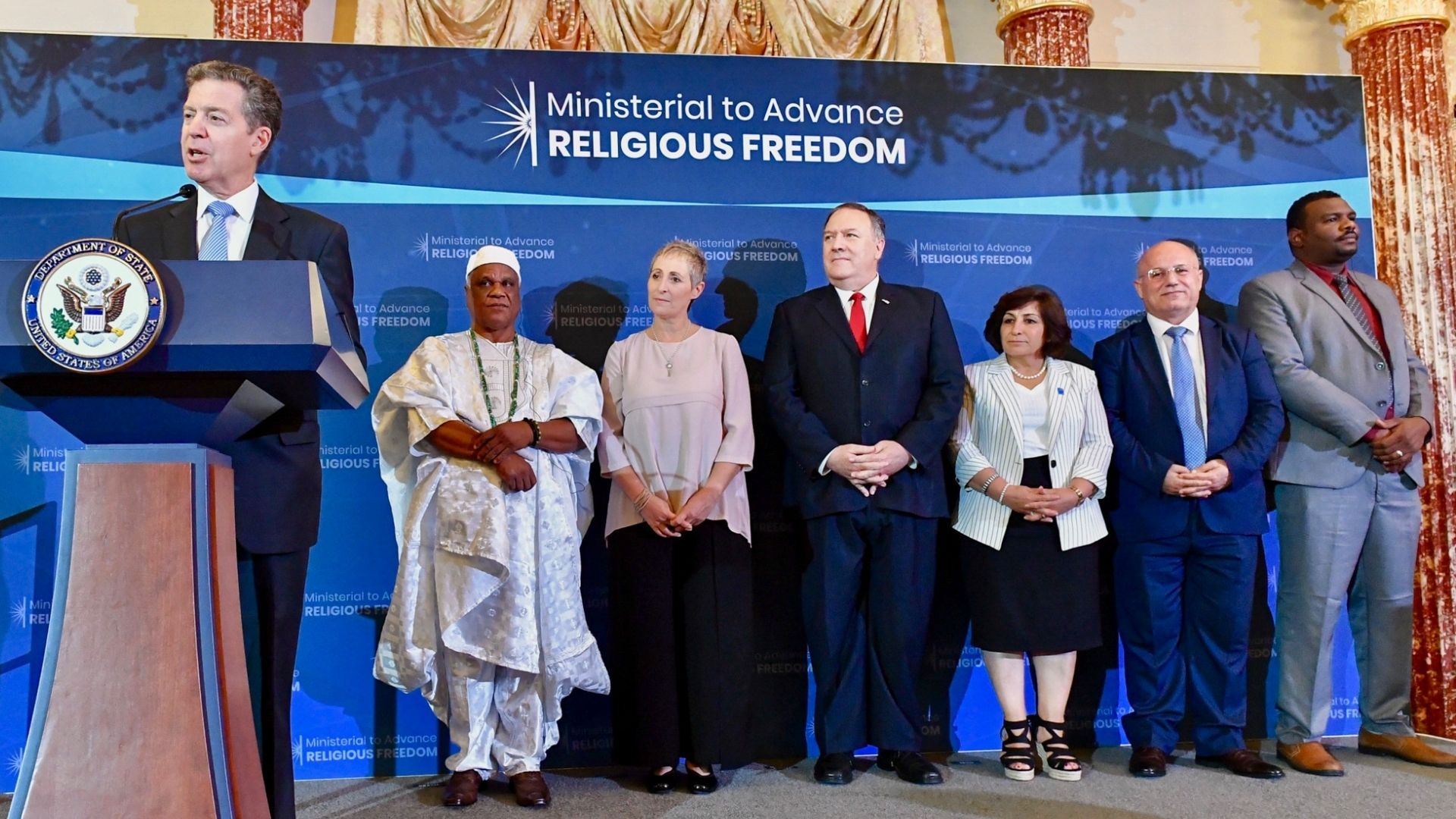 O Embaixador Geral para a Liberdade Religiosa Internacional, Sam Brownback, em uma recepção em homenagem aos ganhadores do Prêmio Internacional de Liberdade Religiosa inaugural, em 2019. (Foto: Departamento de Estado)