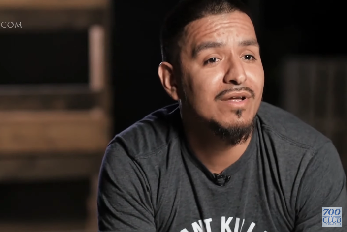 Brian Trejo foi transformado pelo Evangelho. (Foto: YouTube/700 Club Interactive)