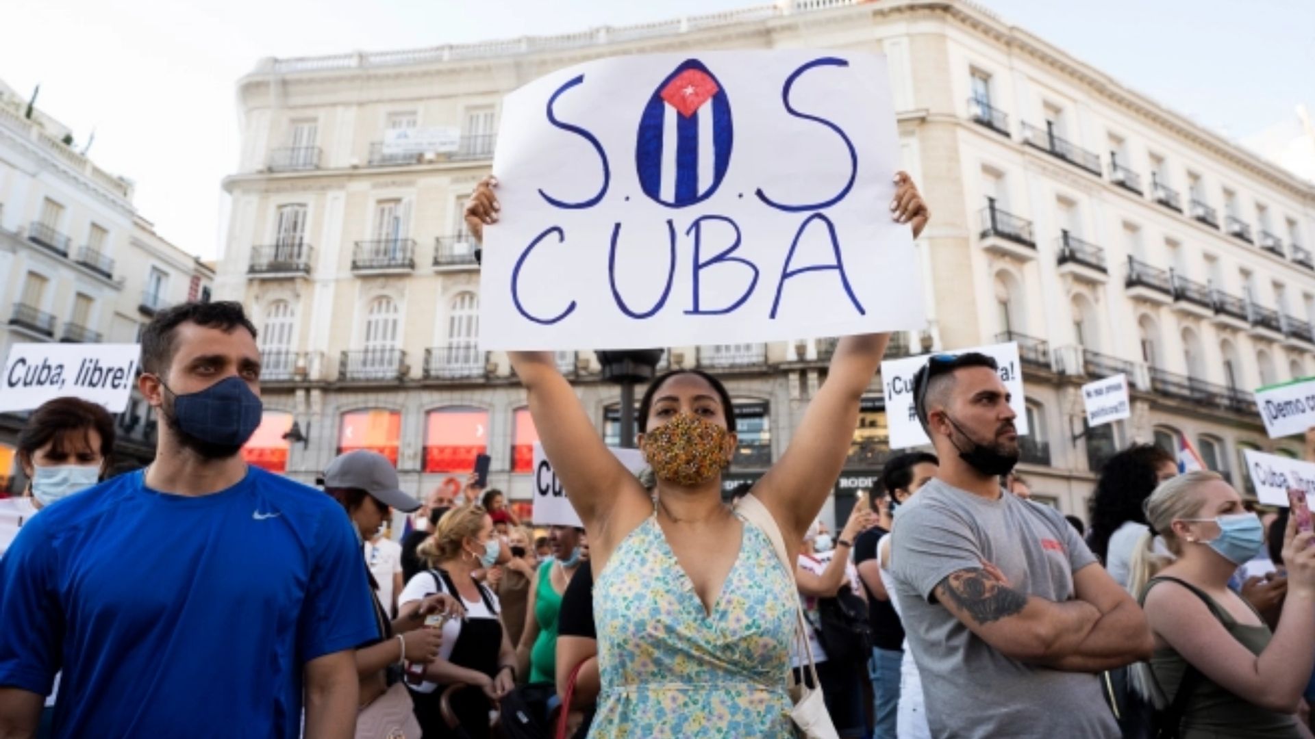 Manifestantes em frente à embaixada cubana na Espanha, apoiando o protesto dos cubanos, em 12 de julho de 2021. (Foto: Oscar Gonzalez/NurPhoto/Getty Images)
