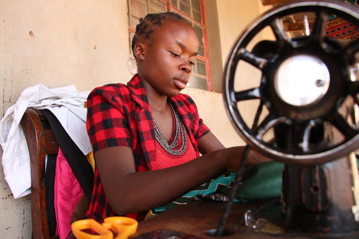 Mwilla é uma das adolescentes resgatadas pela Visão Mundial. Ela aprendeu a costurar roupas numa das oficinas do projeto “Ouse descobrir”. (Foto: Visão Mundial Internacional).