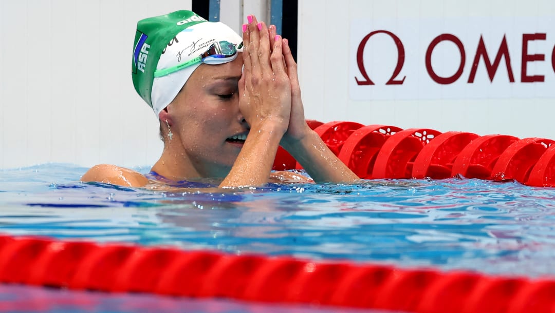 Com a touca Soli Deo Gloria, Tatjana Schoenmaker agradece a Deus ao quebrar recorde olímpico em Tóquio. (Foto: Clive Rose/Getty Images)