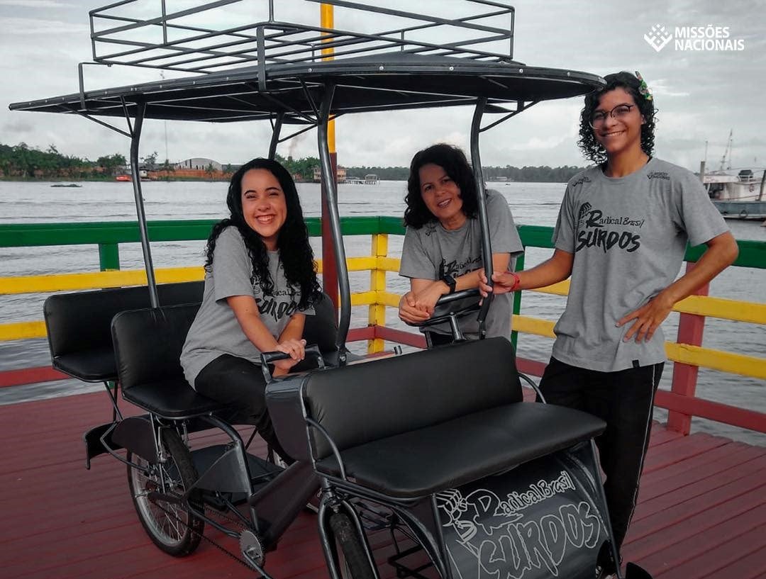A equipe do Radical Brasil Surdos com a “bicitáxi”, em Afuá (PA). (Foto: Reprodução/Facebook).