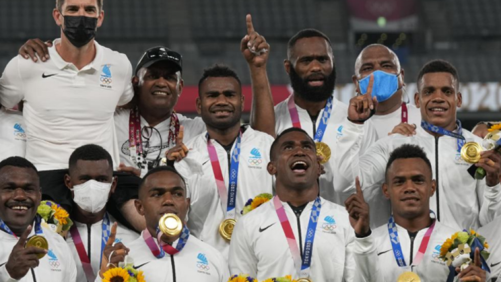 Os jogadores de Fiji comemoram no pódio com suas medalhas de ouro no rúgbi de sete masculino nos Jogos Olímpicos de 2020, em Tóquio, Japão. (Foto: AP Photo / Shuji Kajiyama)