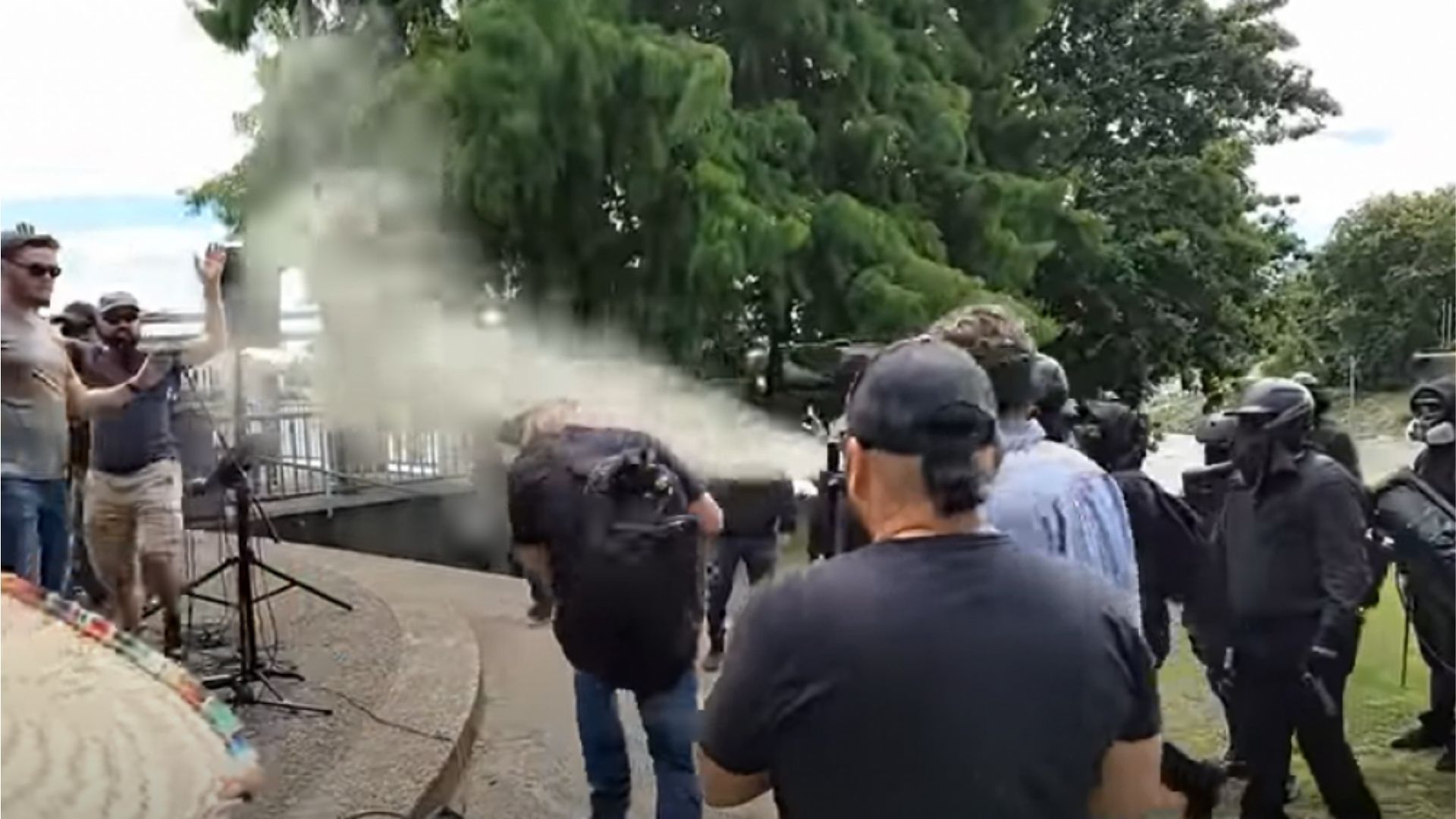 Cristãos são atacados em reunião de oração. (Foto: Captura de tela/YouTube/Mary Todd)