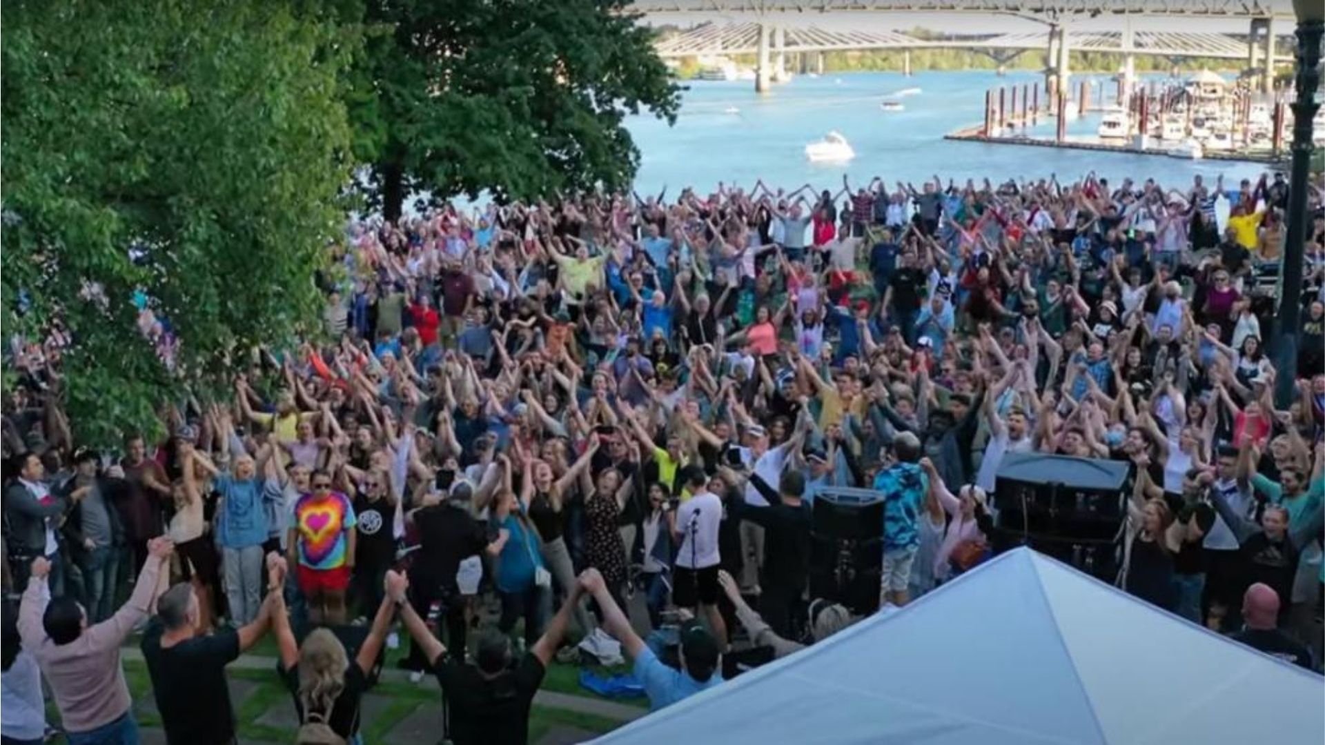 Cristãos se reúnem novamente no Tom McCall Waterfront Park, em Portland (Oregon), em resposta ao ataque do Antifa.  (Foto: Reprodução/YouTube/Sean Feucht)