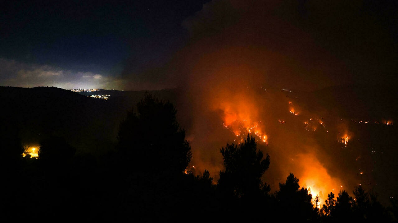Um céu cheio de fumaça de um incêndio florestal nas montanhas de Jerusalém em 15 de agosto de 2021. (Foto: Ahmad Gharabli / AFP)