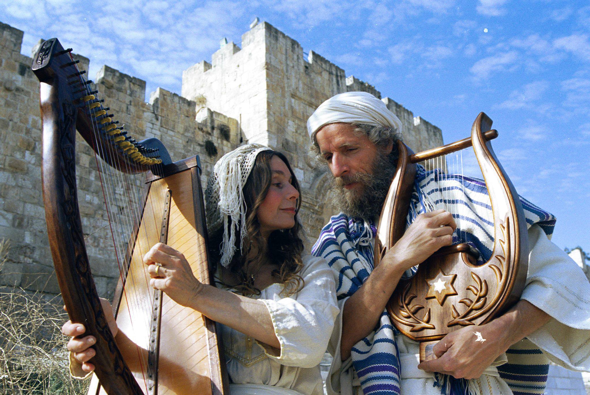 Micah Harari e sua esposa, Shoshana, fabricam harpas desde a década de 80. (Foto: King David Harps Jerusalem)