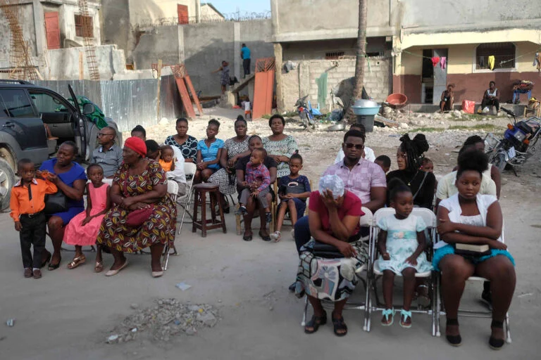 Haitianos participaram de cultos pela primeira vez, após o terremoto. (Foto: AP Photo/Matias Delacroix). 