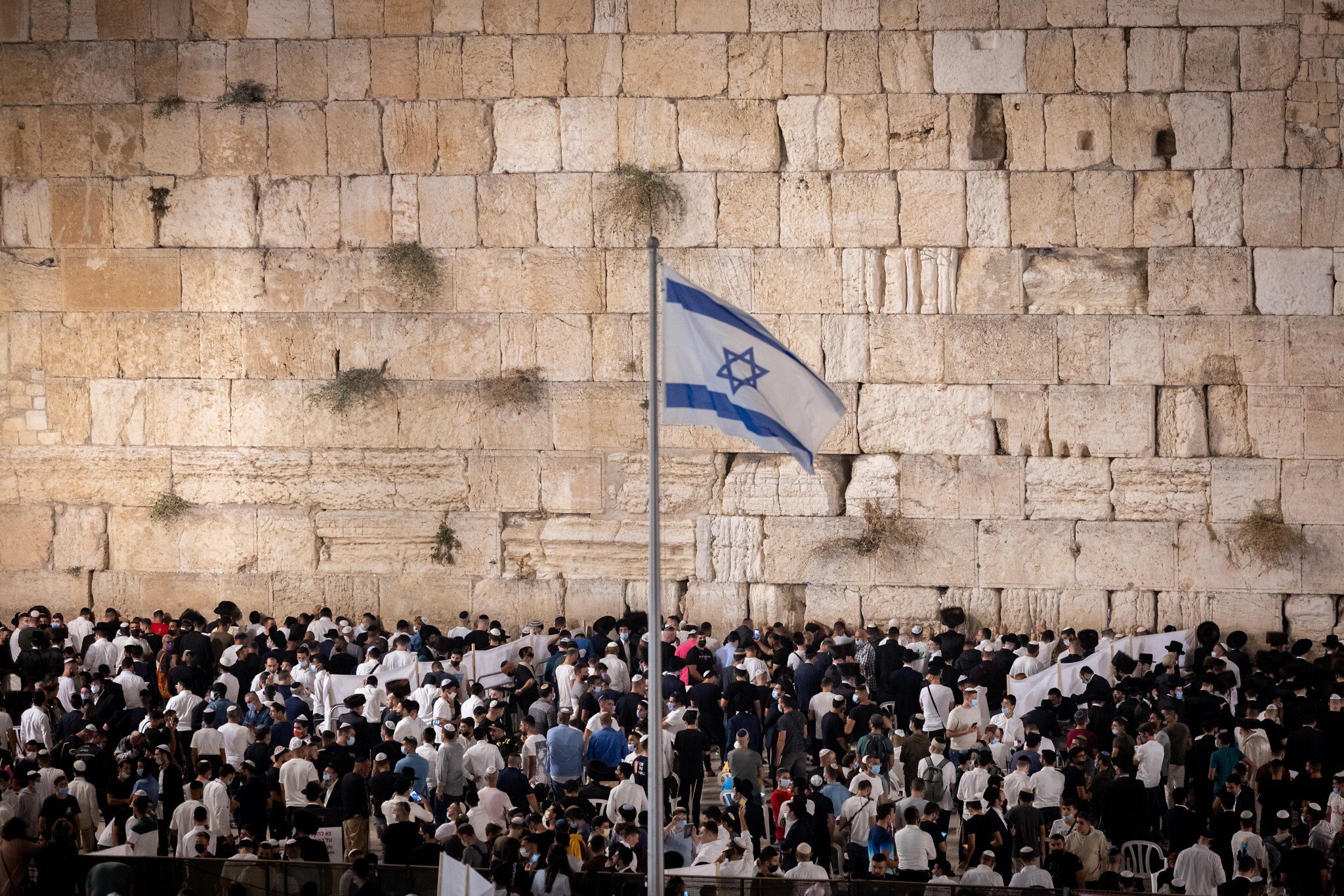 Judeus no Muro das Lamentações em Jerusalém na véspera de Rosh Hashaná em 2021. (Foto: Yonatan Sindel/Flash90)