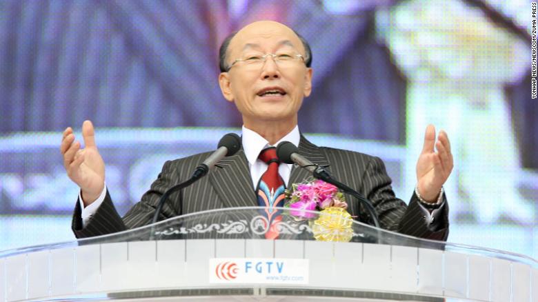 Cho Yong-gi pregando em um estádio em Seul, na Coreia do Sul, em outubro de 2007. (Foto: Yonhap News/Newscom/ZUMA Press)
