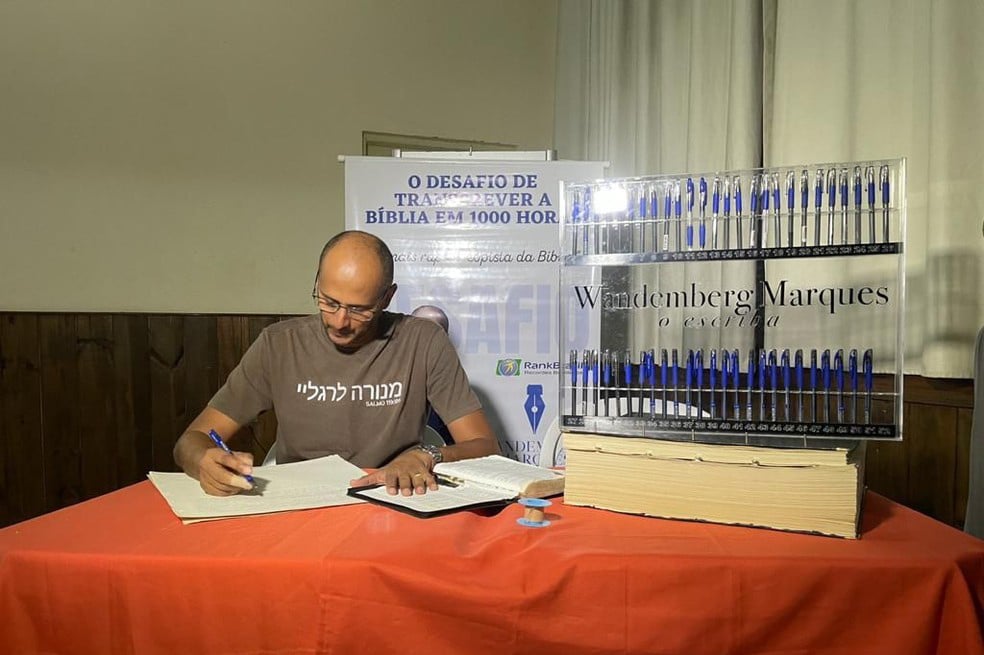Wandemberg Marques recebeu o reconhecimento como o mais rápido copista da Bíblia. (Foto: Arquivo pessoal)