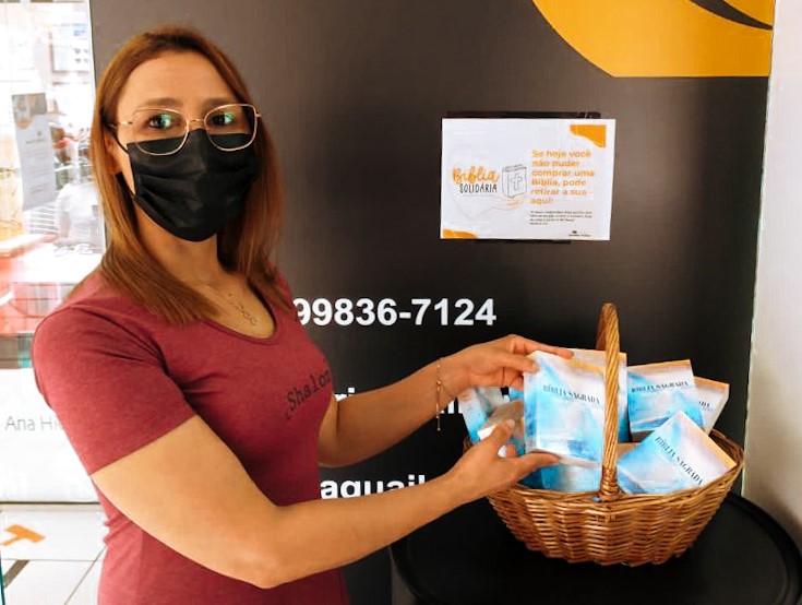 A livraria disponibiliza a “Cesta da Bíblia Solidária”, para aqueles que não podem comprar uma Bíblia, pegar a sua gratuitamente. (Foto: Divulgação).