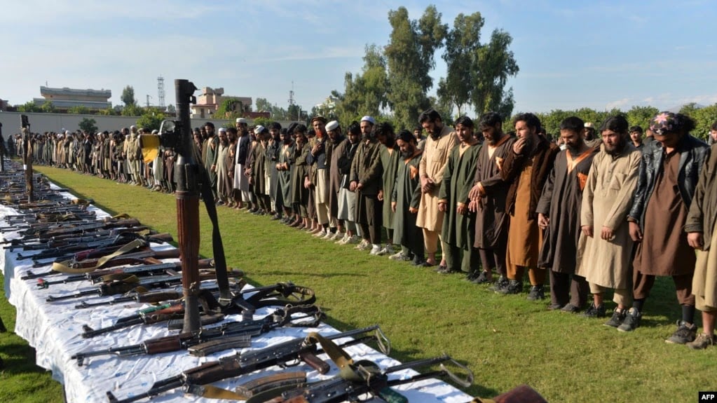 Membros do Estado Islâmico (EI) em Jalalabad, no Afeganistão, em foto tirada em 2019. (Foto: AFP)