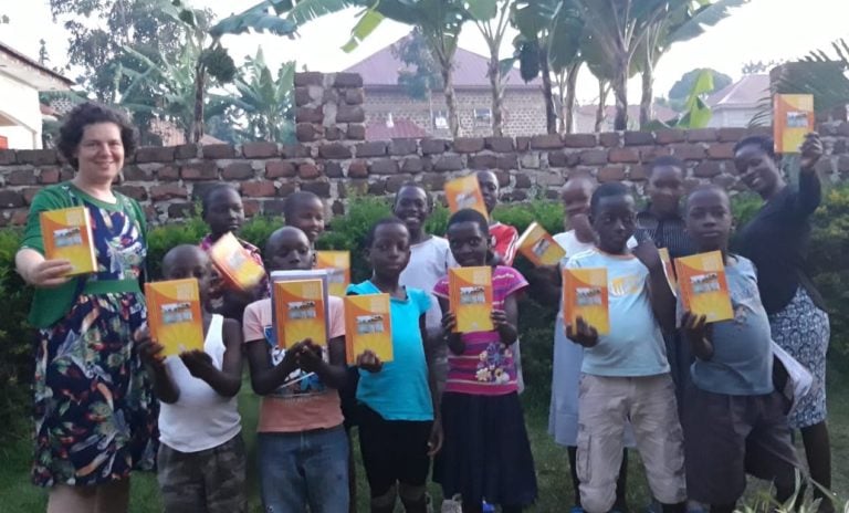 Miriam Tchernousov com seus alunos em Uganda. (Foto: Reprodução / Kehila News)