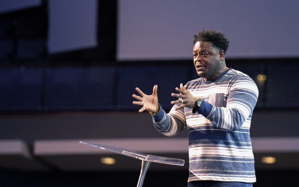 Derwin L. Gray refletiu sobre o papel e a importância da oração na vida do cristão. (Foto: Mighty Pursuit).