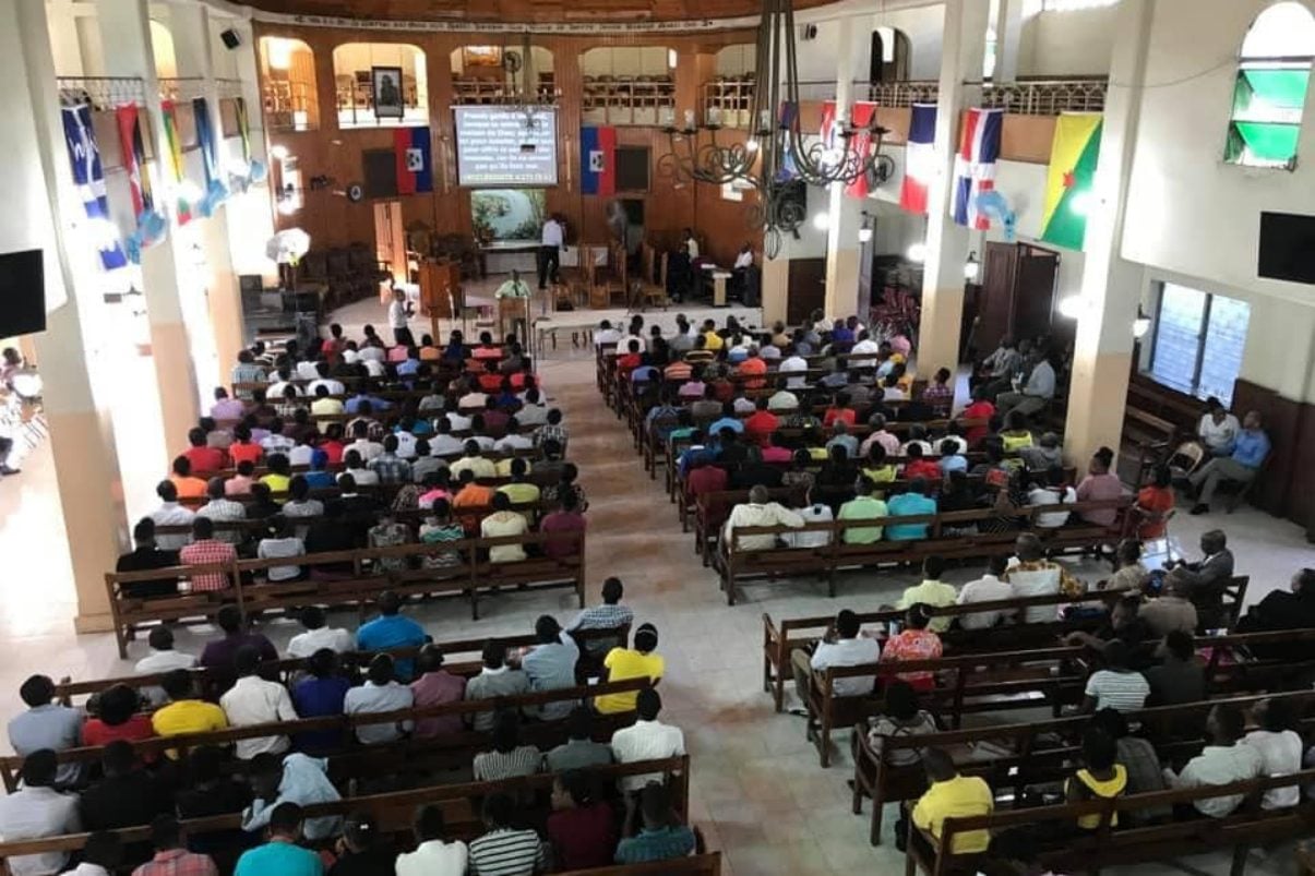 A Primeira Igreja Batista, em Porto Príncipe, foi atacada neste domingo (26). (Foto: Elijah Brown/BWA).
