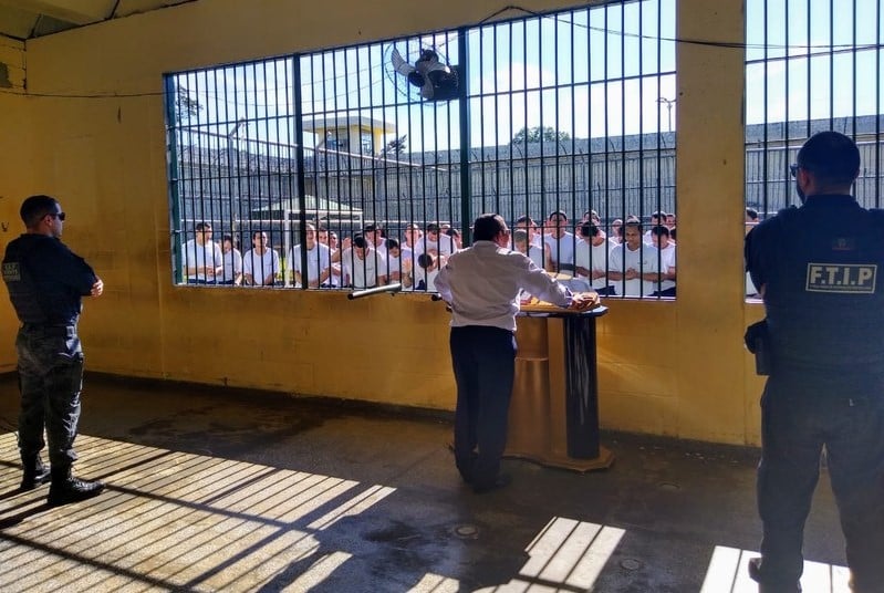 Presos se convertem à doutrina evangélica na cadeia. (Foto: Divulgação)