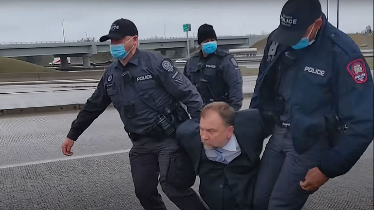 Pastor Artur Pawlowski foi preso por policiais canadenses. (Foto: Rebel News)