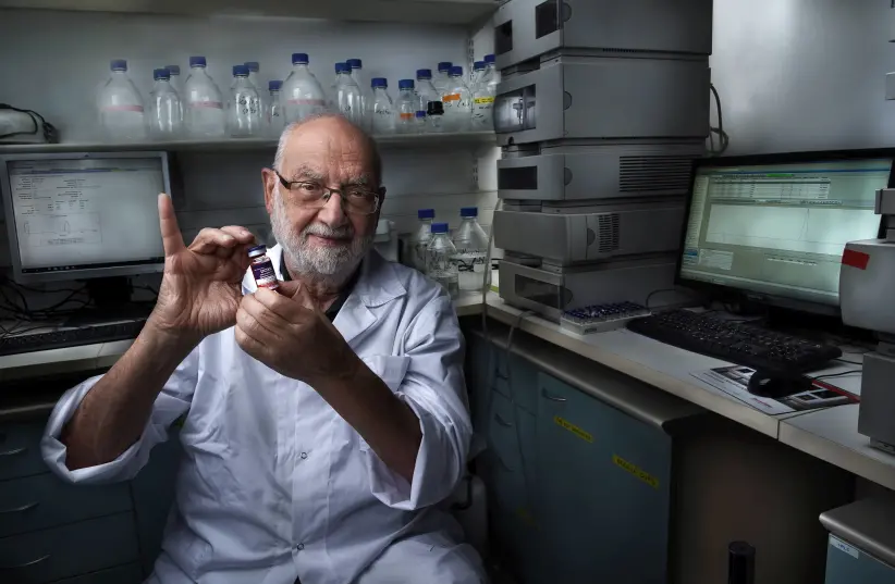  O israelense Yechezkel Barenholz com uma injeção lipossomal de doxorrubicina-HCI. (Foto: Yoav Dudkevitch).