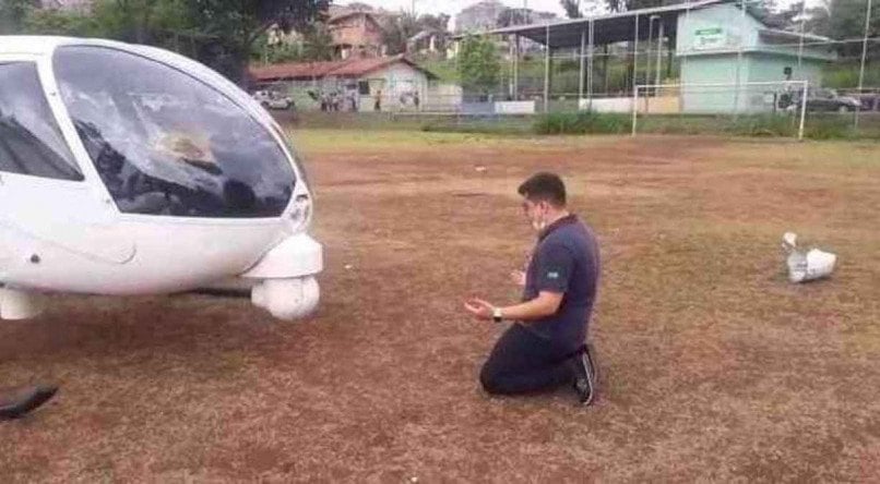 O piloto Dudu Barbatti se ajoelhou em frente a aeronave e fez uma oração. (Foto: Reprodução/Twitter).